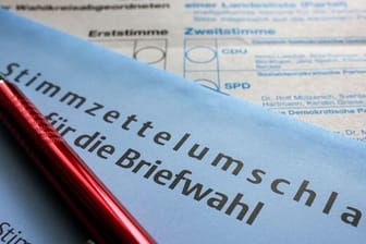 Ein Stimmzettel und ein Umschlag für die Briefwahl liegen auf einem Tisch (Symbolbild): Die Menschen in Nordrhein-Westfalen wollen lieber per Post ihre Stimme abgeben als persönlich vor Ort.