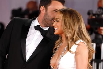Ben Affleck und Jennifer Lopez: Das Paar zeigte sich ganz verliebt bei der Filmpremiere von "The Last Duel" in Venedig.