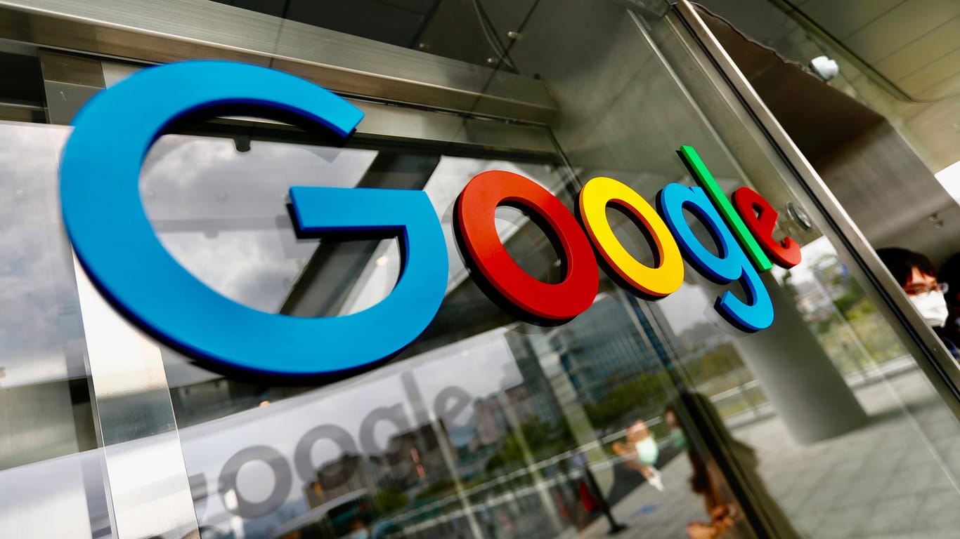 Das "Google" Logo an einem Bürogebäude (Symbolbild): Der Tech-Konzern will in der Region Berlin investieren.