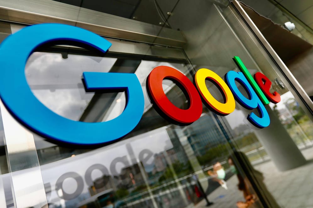 Das "Google" Logo an einem Bürogebäude (Symbolbild): Der Tech-Konzern will in der Region Berlin investieren.