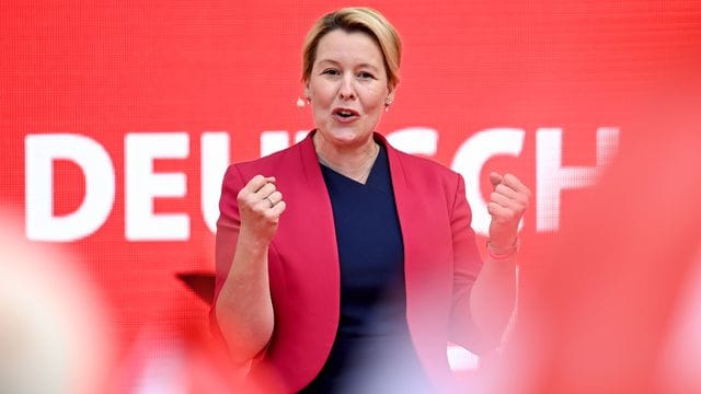 Franziska Giffey (SPD) spricht bei einer Wahlkampfkundgebung im Bezirk Mitte (Archivbild): Die Sozialdemokraten liegen laut einer Umfrage vor den Abgeordnetenhauswahlen deutlich vorne. Franziska Giffey (SPD) spricht bei einer Wahlkampfkundgebung im Bezirk Mitte (Archivbild): Die Sozialdemokraten liegen laut einer Umfrage vor den Abgeordnetenhauswahlen deutlich vorne.