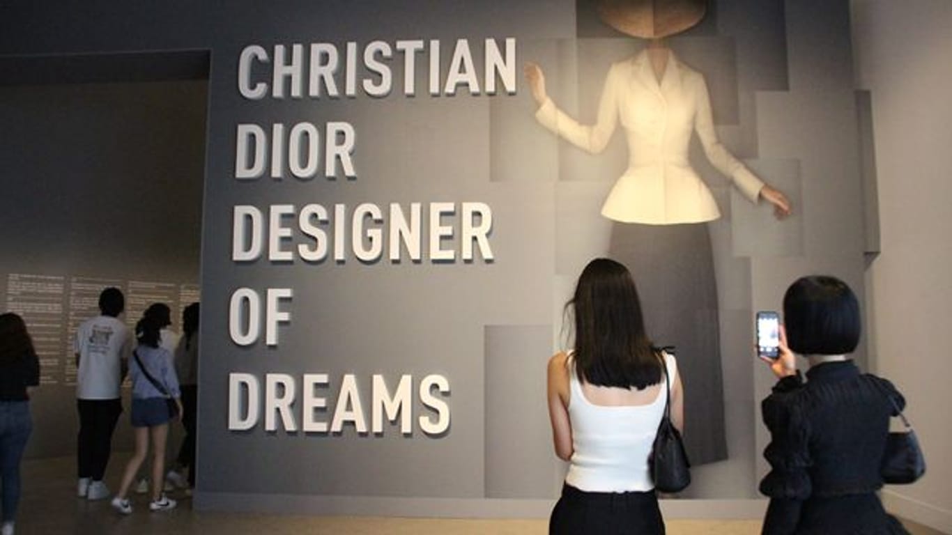 Welch ein Eingang: zu Ehren des französischen Mode-Designers Dior öffnet die Ausstellung in New York.