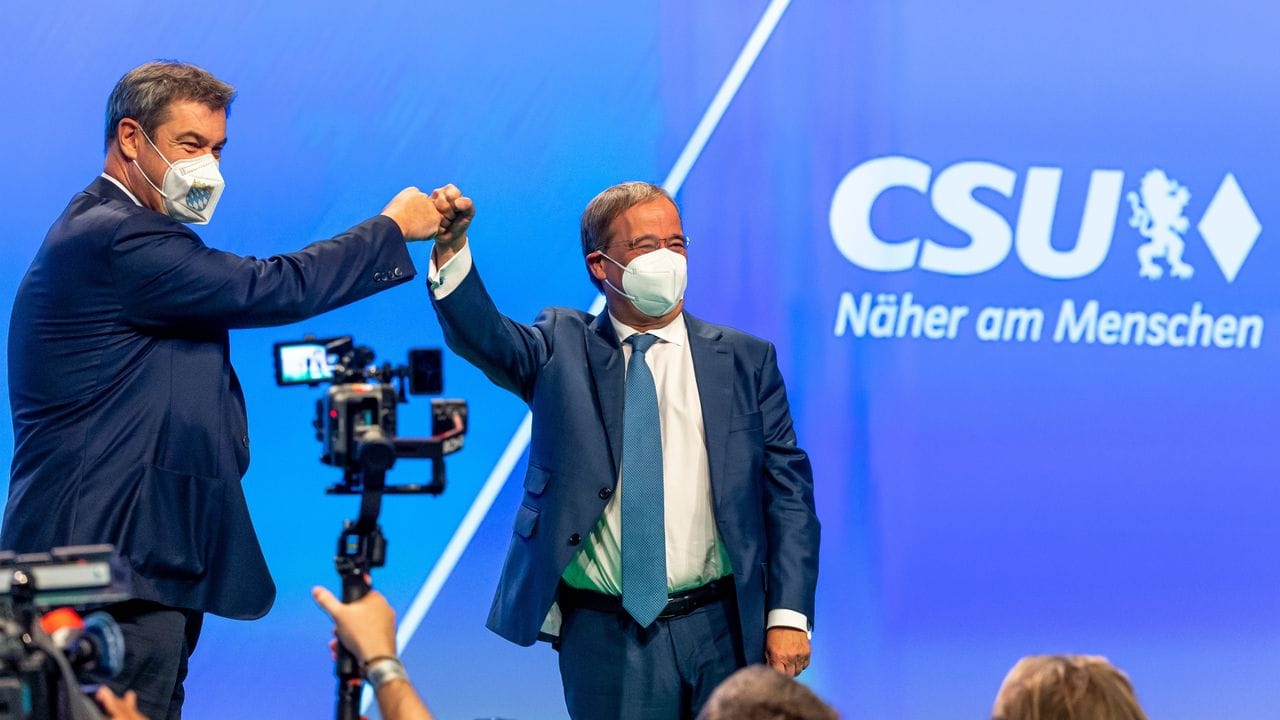 Markus Söder (l), CSU-Parteivorsitzender und Ministerpräsident von Bayern, und Armin Laschet, Unions-Kanzlerkandidat und CDU-Vorsitzender, stehen beim Parteitag der CSU gemeinsam auf der Bühne.
