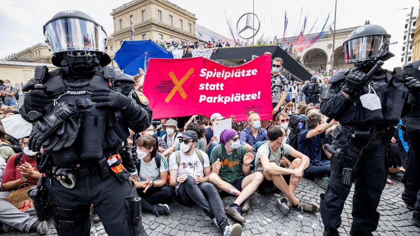 Aktivisten blockieren während der Internationalen Automobil-Ausstellung (IAA Mobility) auf dem OpenSpace am Odeonsplatz den Stand von Mercedes Benz. Die Messe findet vom 7. bis 12 September 2021 in München statt.