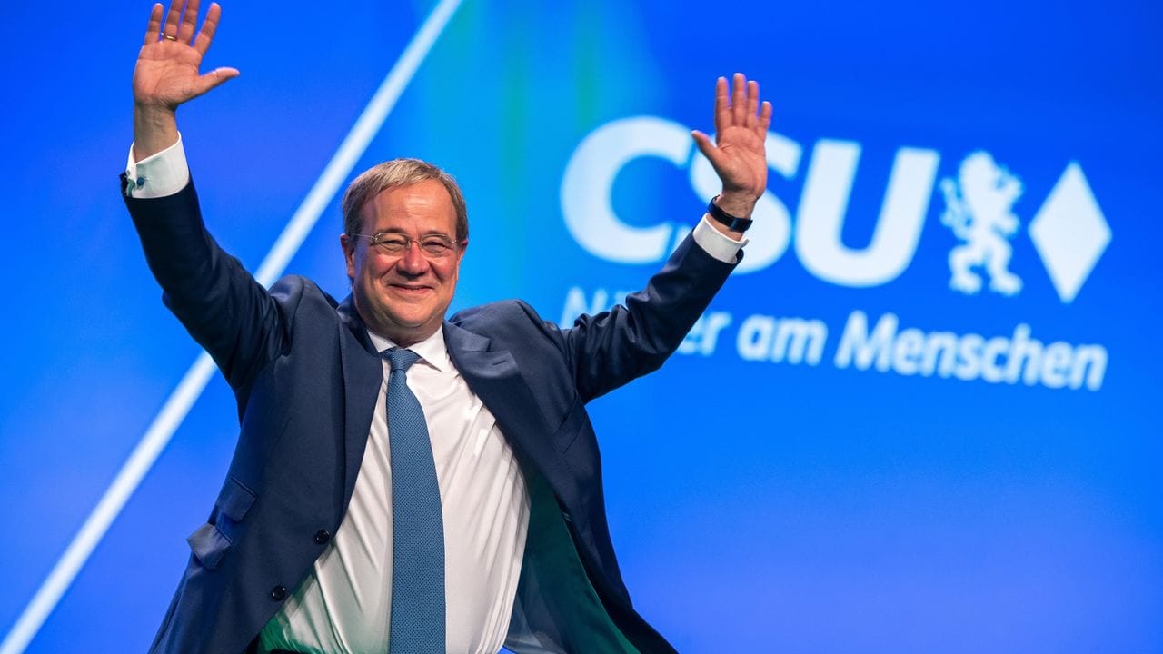Unions-Kanzlerkandidat Armin Laschet (CDU) wird beim CSU-Parteitag in Nürnberg mit viel Applaus empfangen.