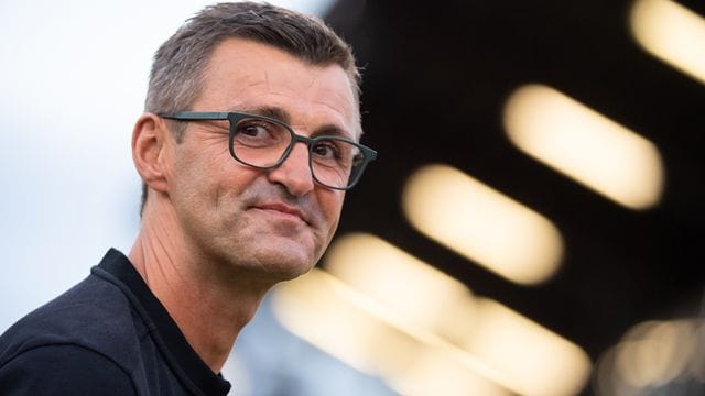 Darf beim Löwen-Gastspiel in Halle nun doch nicht auf der 1860-Bank sitzen: Trainer Michael Köllner. Darf beim Löwen-Gastspiel in Halle nun doch nicht auf der 1860-Bank sitzen: Trainer Michael Köllner.