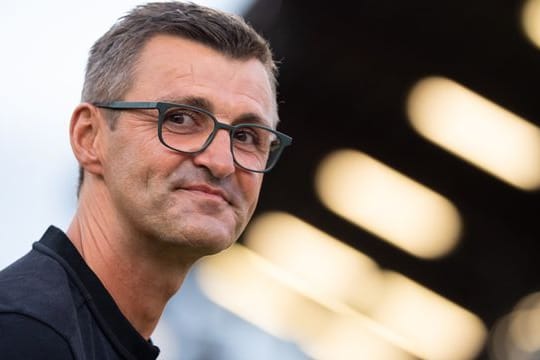 Darf beim Löwen-Gastspiel in Halle nun doch nicht auf der 1860-Bank sitzen: Trainer Michael Köllner.