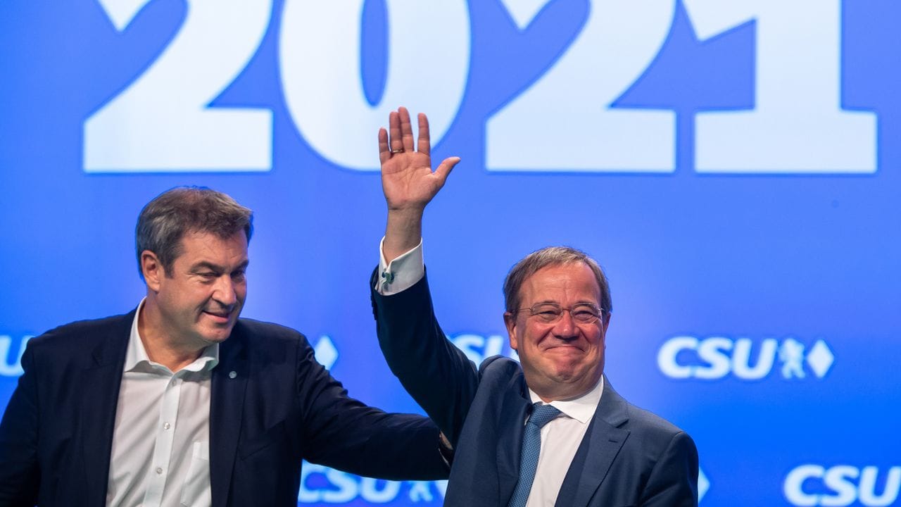 Markus Söder (l), CSU-Parteivorsitzender und Ministerpräsident von Bayern, und Armin Laschet, Unions-Kanzlerkandidat und CDU-Vorsitzender, stehen beim Parteitag der CSU gemeinsam auf der Bühne.