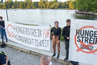 Demonstranten mit einem Plakat in der Hand protestieren mit einem Hungerstreik für "Klimagerechtigkeit": Henning Jeschke (zw. v. li.) hat seit mittlerweile über zwölf Tagen nichts mehr gegessen.