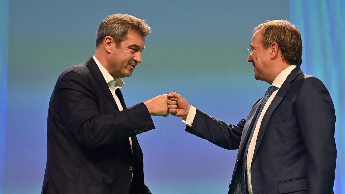 Der CSU-Vorsitzende Markus Söder und der Kanzlerkandidat der Union, Armin Laschet, demonstrieren auf dem CSU-Parteitag in Nürnberg Einigkeit