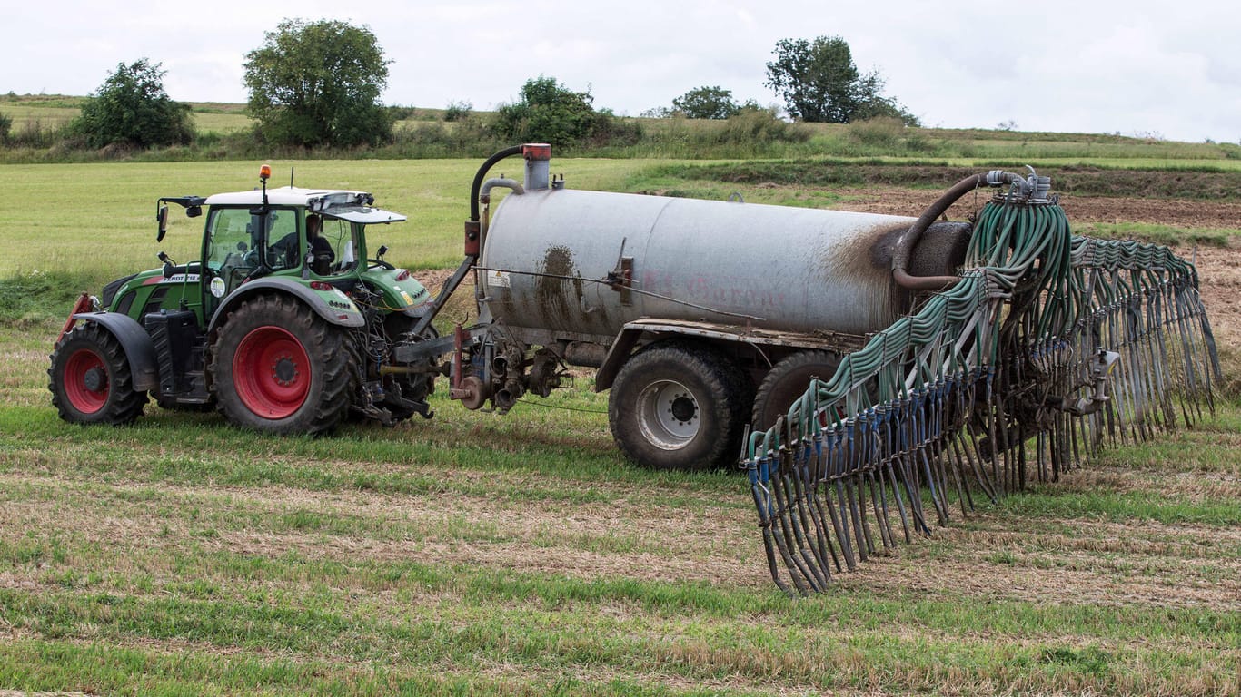 Ein Traktor mit Güllefass: Im rheinland-pfälzischen Griebelschied ist ein Landwirt bei einem Arbeitsunfall ums Leben gekommen.