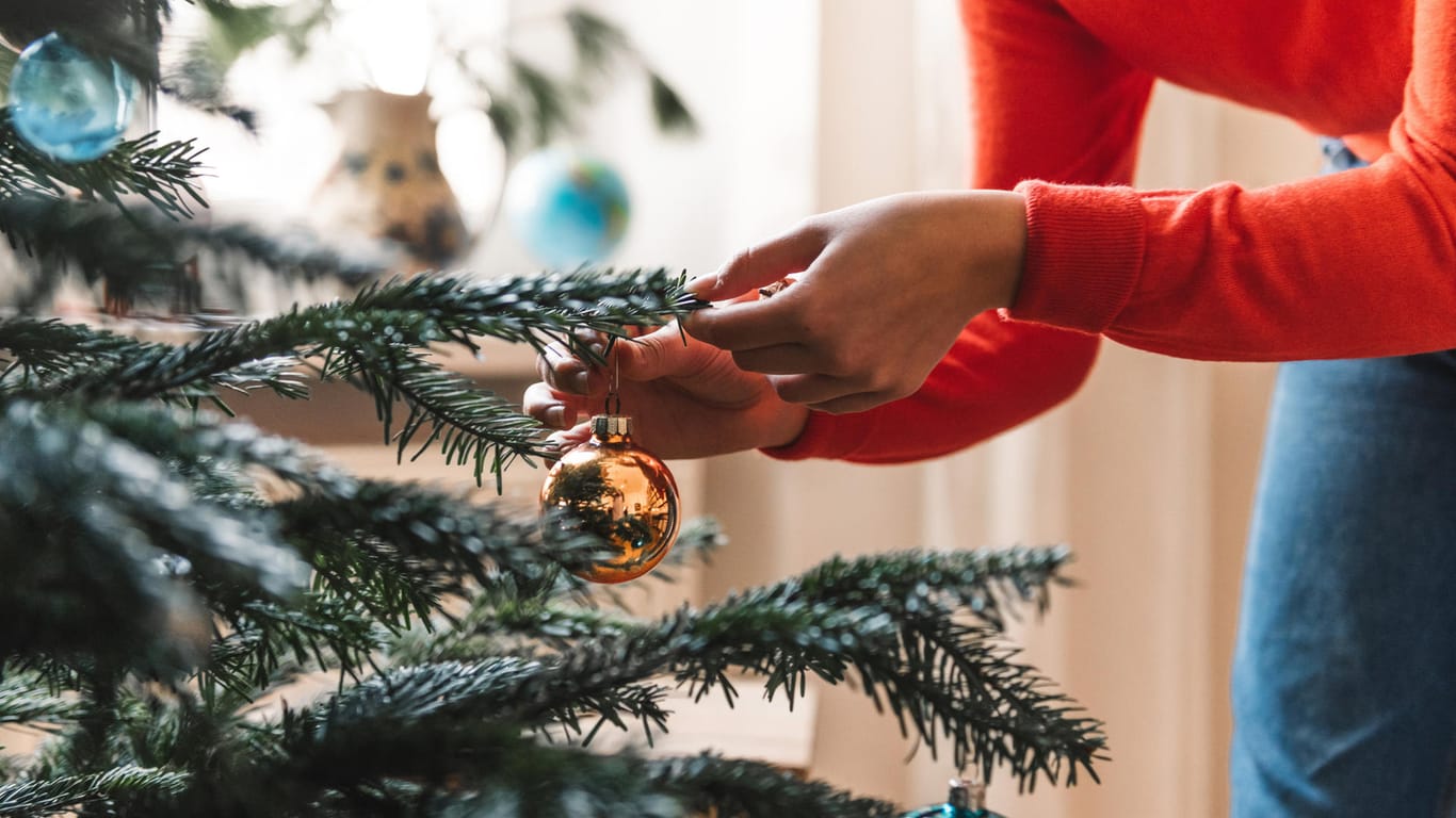 Weihnachtsbaum: Christbaumkugeln könnten dieses Weihnachten schwerer im Handel zu bekommen sein.