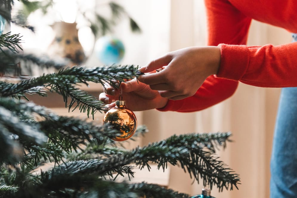 Weihnachtsbaum: Christbaumkugeln könnten dieses Weihnachten schwerer im Handel zu bekommen sein.