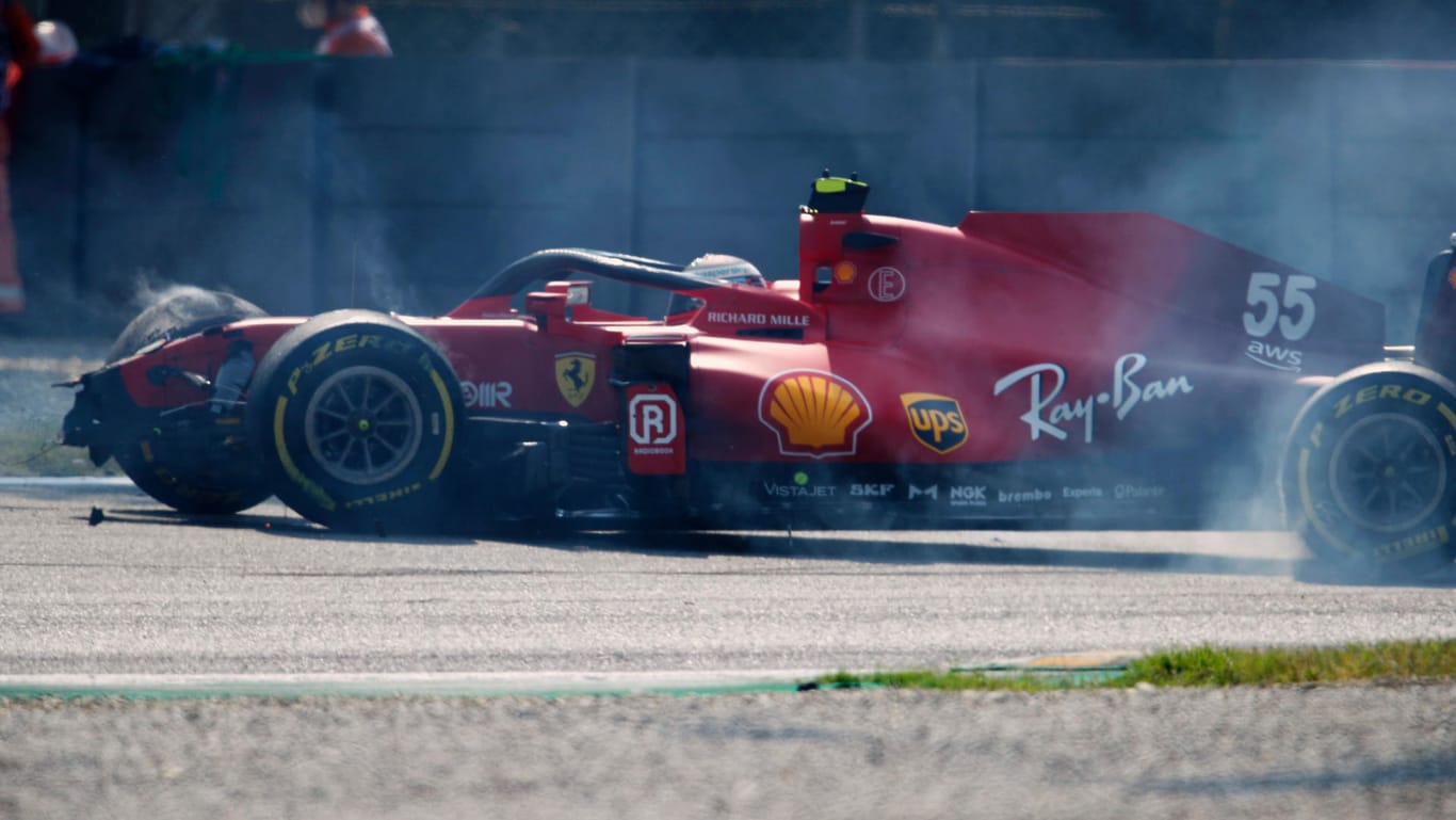 Carlos Sainz: Der Spanier crasht am Samstag im Training zum Großen Preis von Monza in die Streckenbegrenzung.