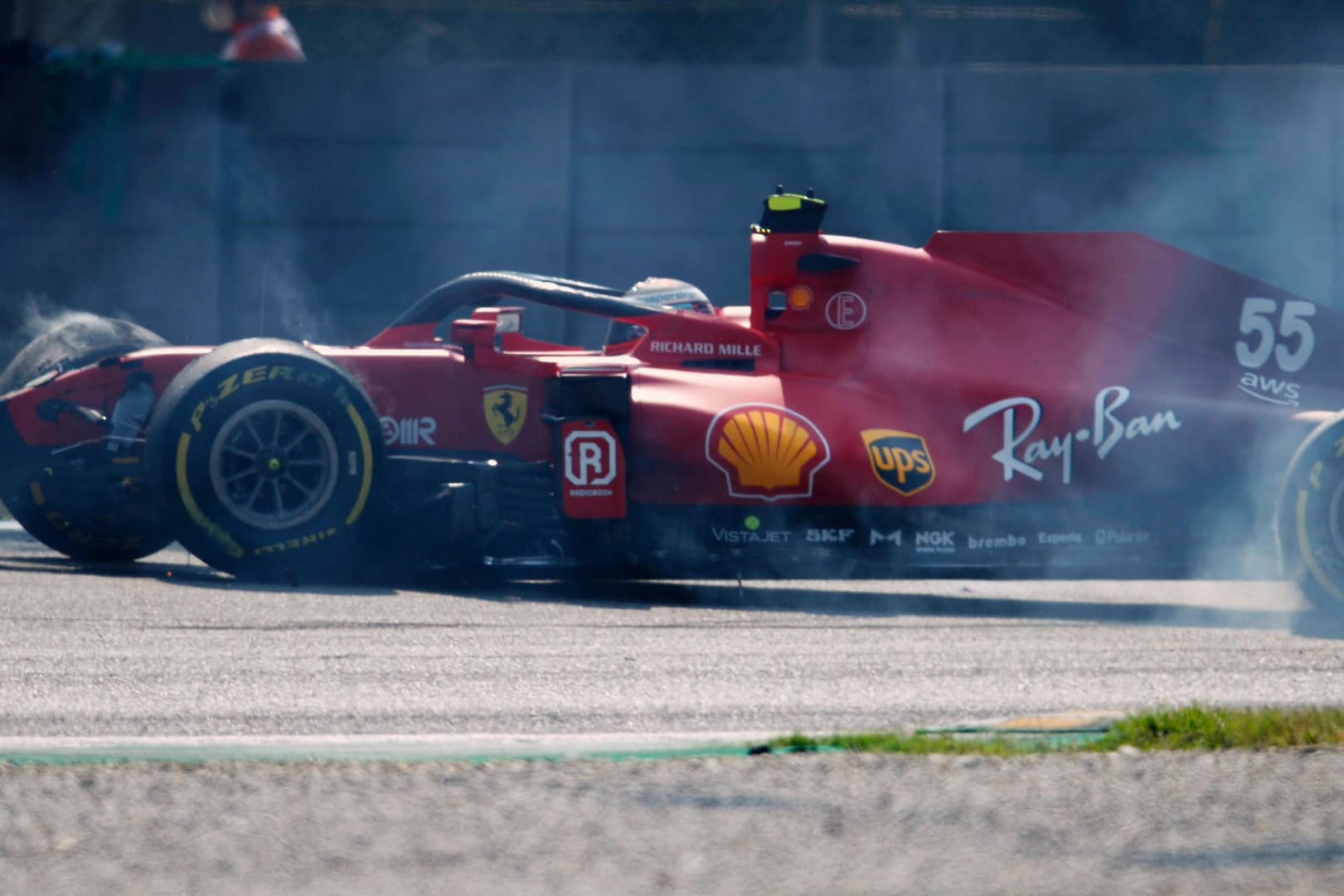 Carlos Sainz: Der Spanier crasht am Samstag im Training zum Großen Preis von Monza in die Streckenbegrenzung.