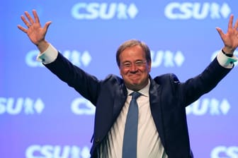 Kanzlerkandidat auf Wolke sieben: Nach seiner Rede badete Armin Laschet minutenlang im Applaus der CSU-Delegierten.