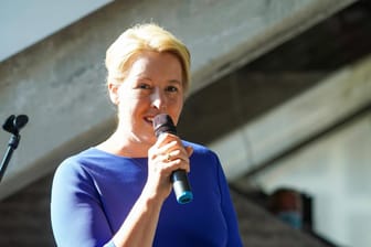 Franziska Giffey, Berliner SPD-Vorsitzende, spricht in ein Mikrofon: Sie ist gegen die Enteignung von großen Wohnungskonzernen.