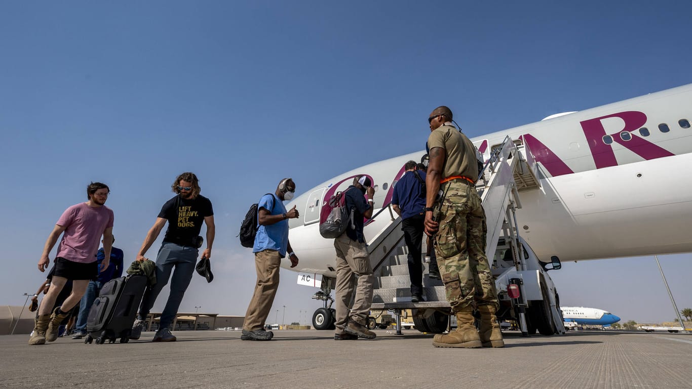 Menschen betreten eine Maschine von Qatar Airways in Afghanistan (Archivbild): Mit einem zivilen Evakuierungsflug wurden weitere 45 Deutsche aus Kabul gebracht.