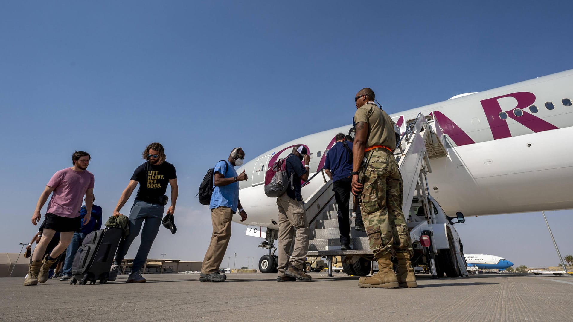 Menschen betreten eine Maschine von Qatar Airways in Afghanistan (Archivbild): Mit einem zivilen Evakuierungsflug wurden weitere 45 Deutsche aus Kabul gebracht.