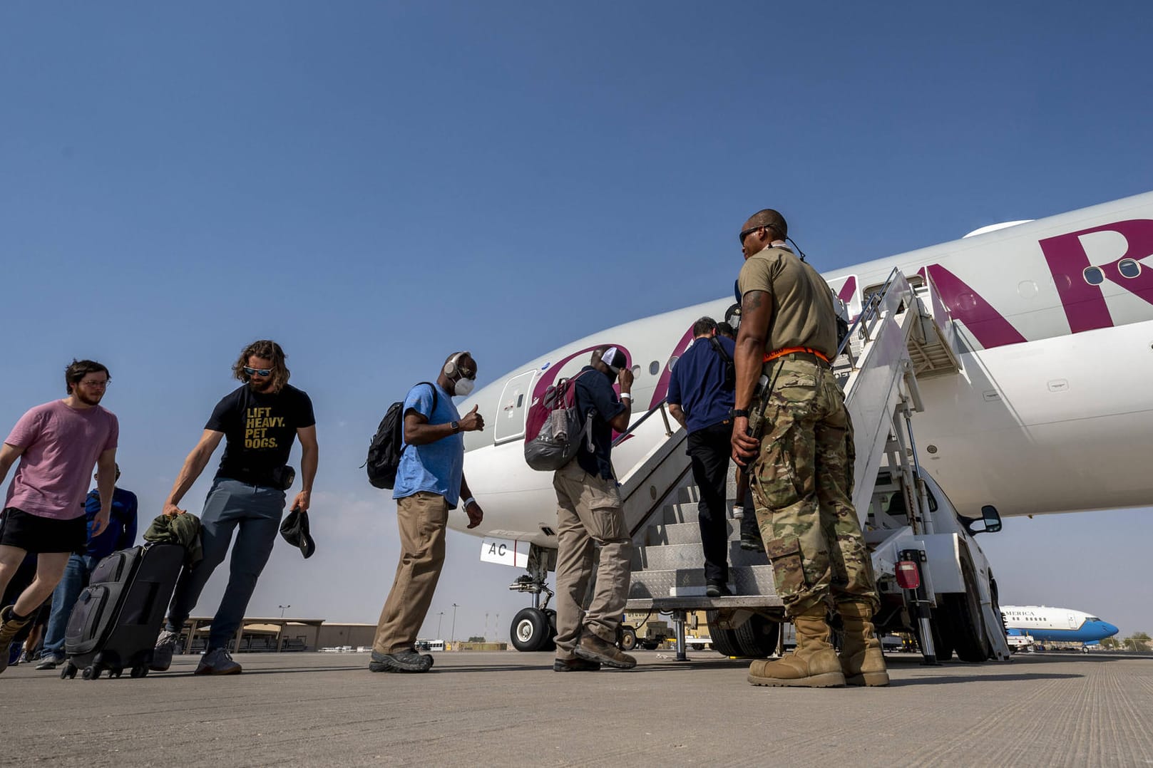 Menschen betreten eine Maschine von Qatar Airways in Afghanistan (Archivbild): Mit einem zivilen Evakuierungsflug wurden weitere 45 Deutsche aus Kabul gebracht.