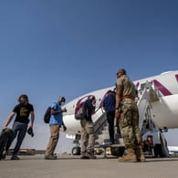 Menschen betreten eine Maschine von Qatar Airways in Afghanistan (Archivbild): Mit einem zivilen Evakuierungsflug wurden weitere 45 Deutsche aus Kabul gebracht.
