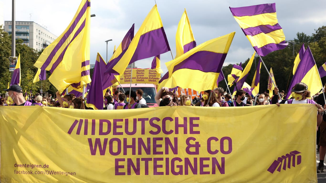 Befürworter der Initiative "Deutsche Wohnen & Co. enteignen" beteiligen sich an der "Mietendemo" in Berlin: Sie wollen, dass große Wohnungskonzerne enteignet werden.