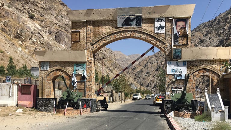 Taliban-Kämpfer am Pandschir-Tor in Afghanistan: Die Islamisten sollen den Bruder des ehemaligen Vizepräsidenten Amrullah Saleh getötet haben.