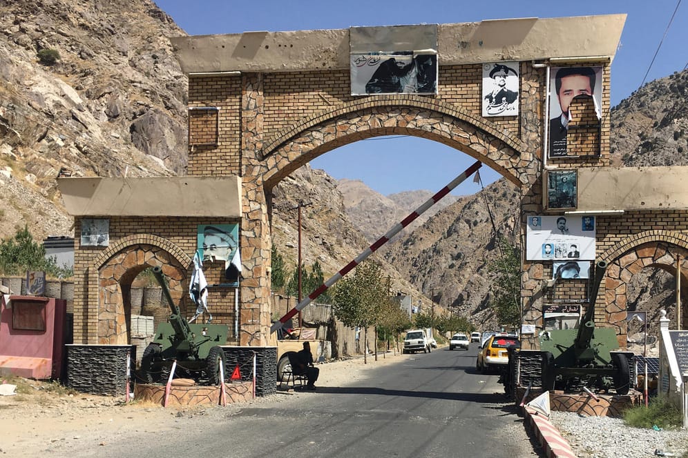 Taliban-Kämpfer am Pandschir-Tor in Afghanistan: Die Islamisten sollen den Bruder des ehemaligen Vizepräsidenten Amrullah Saleh getötet haben.