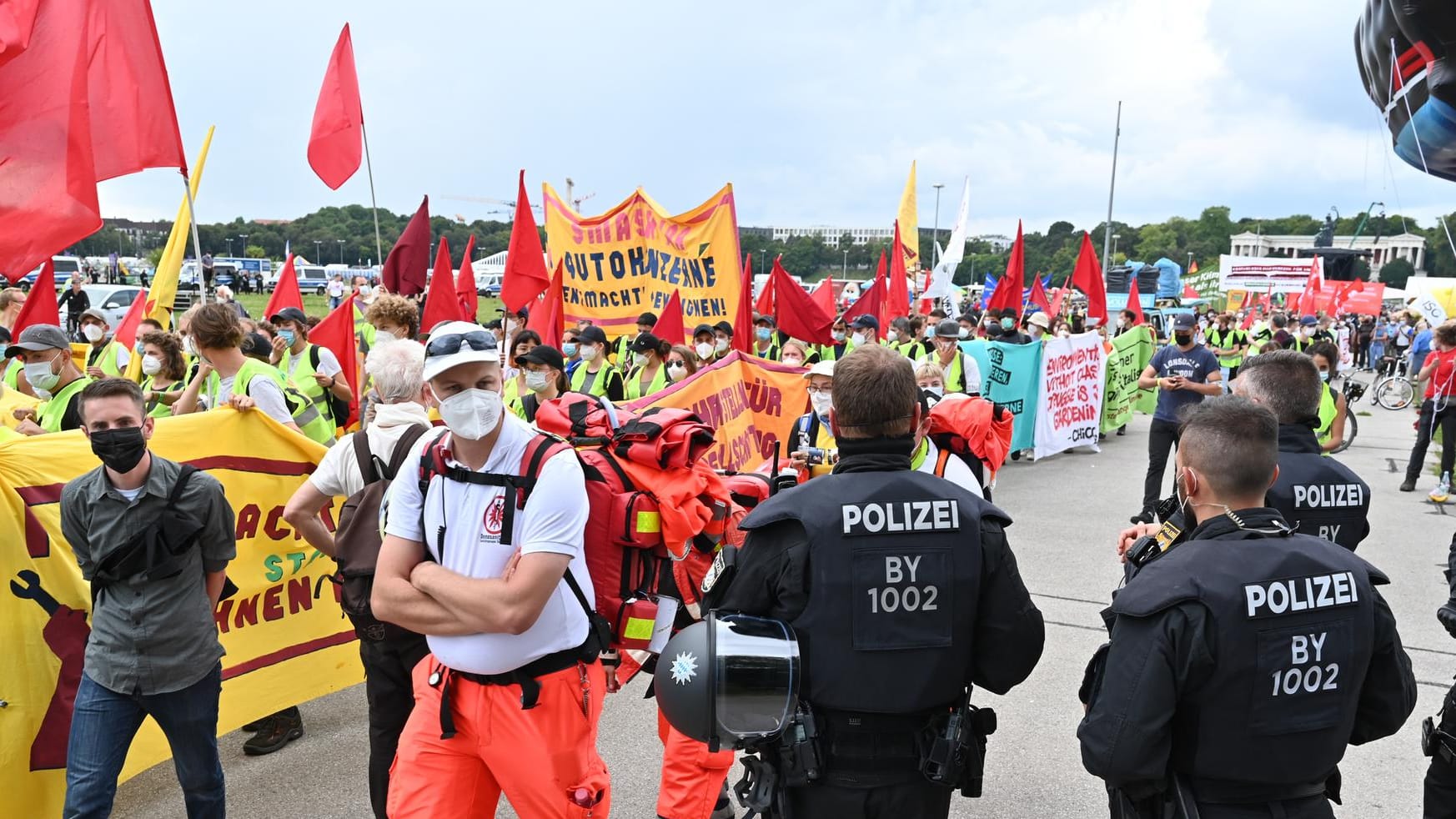 Demonstrationsteilnehmer ziehen mit Plakaten in Richtung der Innenstadt: Unter dem Motto «#aussteigen» finden eine Demonstration und eine Fahrradsternfahrt gegen die Internationale Automobil Ausstellung (IAA) statt. Demonstrationsteilnehmer ziehen mit Plakaten in Richtung der Innenstadt: Unter dem Motto «#aussteigen» finden eine Demonstration und eine Fahrradsternfahrt gegen die Internationale Automobil Ausstellung (IAA) statt.