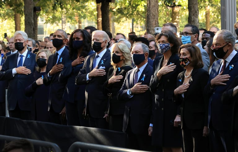 Auch zahlreiche Politikerinnen und Politiker kamen zum Ground Zero, um an die Terroropfer zu denken. Darunter der ehemalige US-Präsident Bill Clinton (l) mit seiner Frau Hillary, der frühere Präsident Barack Obama (3. v. l.) mit seiner Frau Michelle, Präsident Joe Biden (5. v. l.) mit seiner Frau Jill, der frühere New Yorker Bürgermeister Michael Bloomberg (4. v. r.) und seine Lebensgefährtin Diana Taylor, Regierungssprecherin Nancy Pelosi (2. v. r.) und US-Senator Chuck Schumer.
