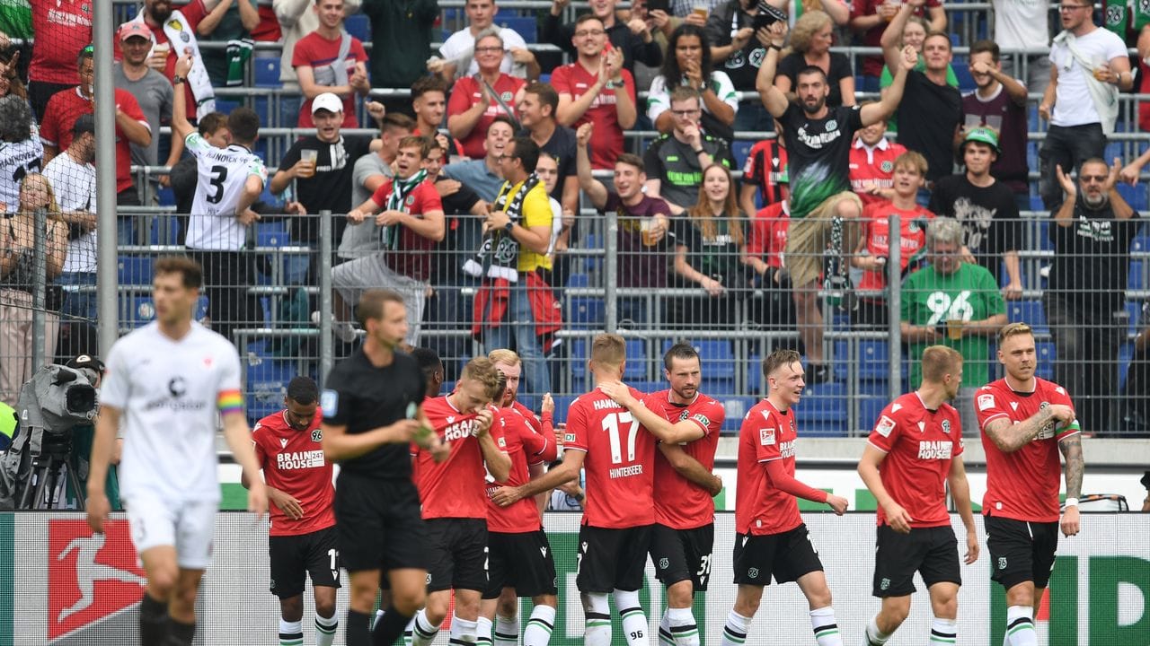 Hannovers Spieler jubeln über das 1:0 gegen den FC St.
