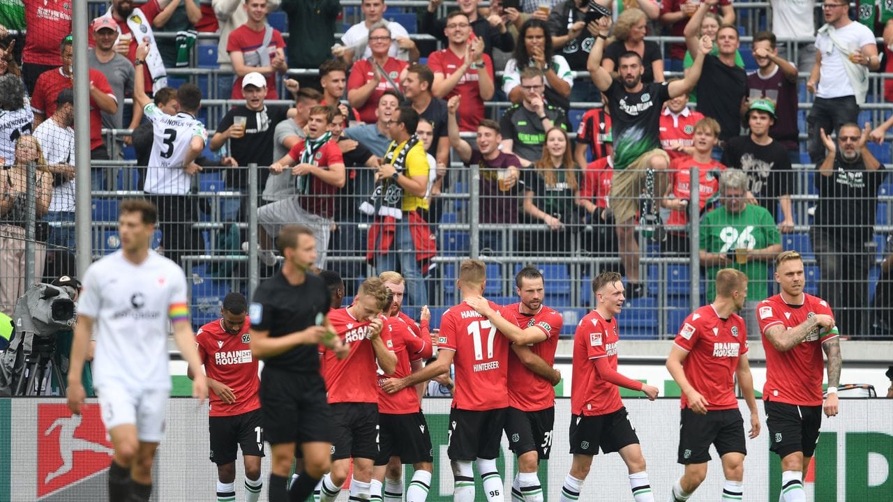 Hannovers Spieler jubeln über das 1:0 gegen den FC St. Hannovers Spieler jubeln über das 1:0 gegen den FC St.