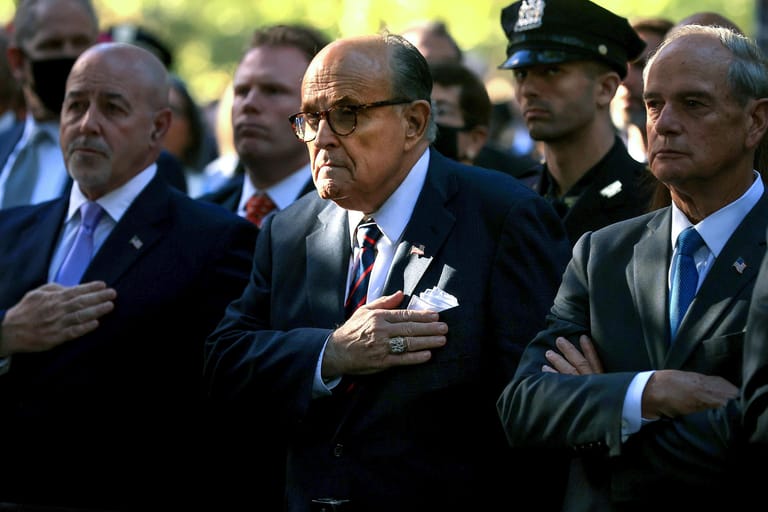 Der ehemalige New Yorker Bürgermeister Rudy Giuliani nahm ebenfalls an der Schweigeminute für die Opfer teil.