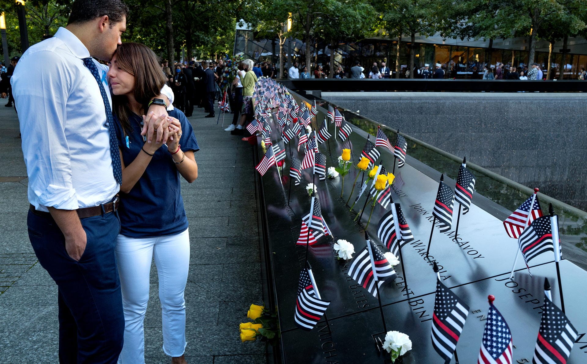 Gedenken an die Terroranschläge vom 11. September 2001 in Amerika: Zum 20. Jahrestag haben sich zahlreiche Menschen am Ground Zero, dem ehemaligen Standort des World Trade Center, versammelt. Von den Zwillingstürmen blieb nur noch Schutt und Asche übrig, fast 3.000 Menschen starben an diesem Tag. Die Gedenkzeremonie in Bildern.