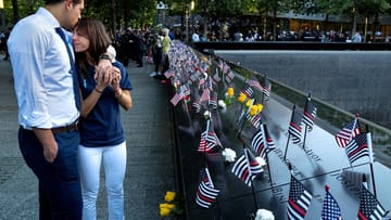 Gedenken an die Terroranschläge vom 11. September 2001 in Amerika: Zum 20. Jahrestag haben sich zahlreiche Menschen am Ground Zero, dem ehemaligen Standort des World Trade Center, versammelt. Von den Zwillingstürmen blieb nur noch Schutt und Asche übrig, fast 3.000 Menschen starben an diesem Tag. Die Gedenkzeremonie in Bildern.