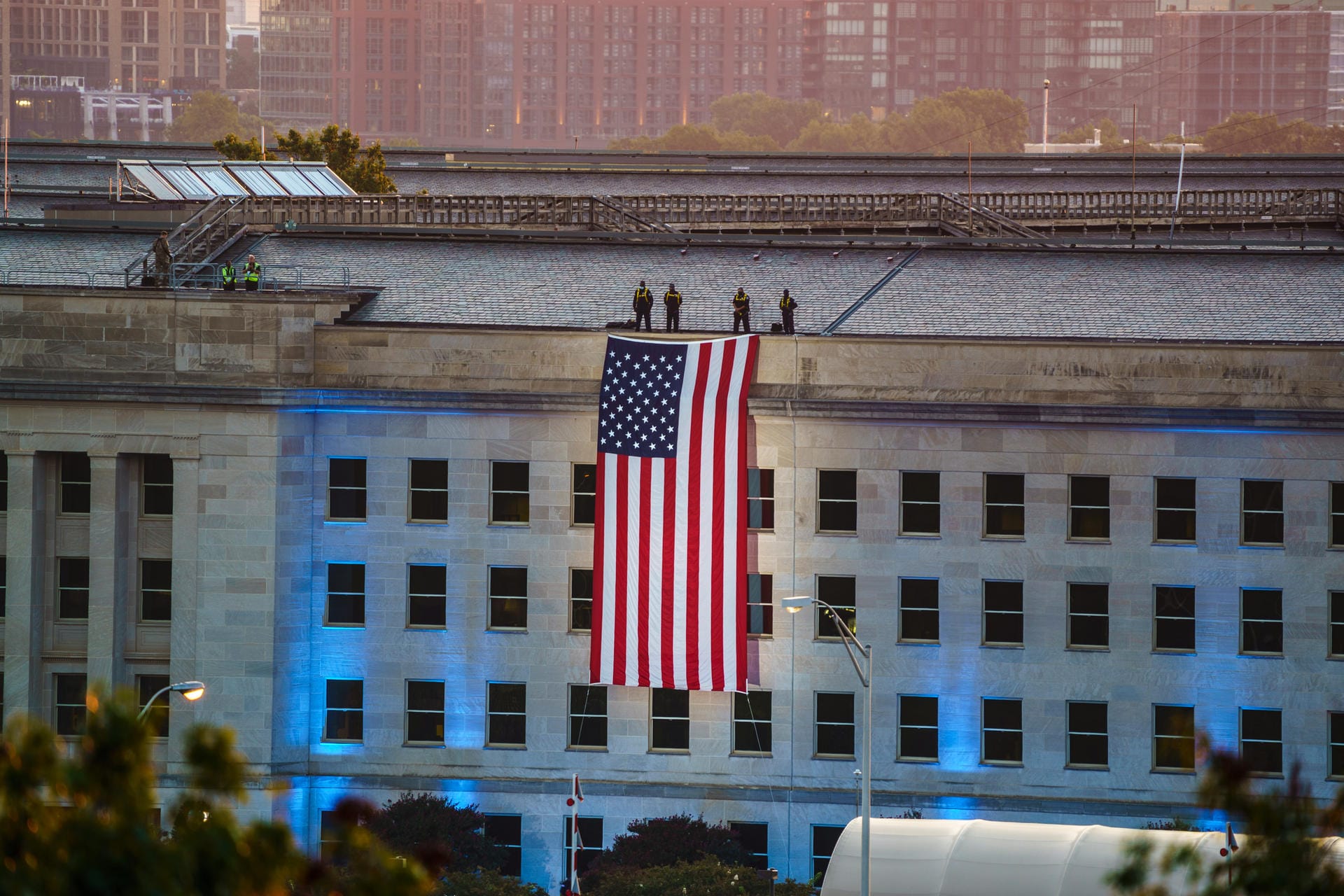US-Flagge zum Gedenken an 9/11: Terroristen lenkten damals ein Passagierflugzeug in den Westteil des Pentagons in Washington D.C., dem Sitz des US-amerikanischen Verteidigungsministeriums.