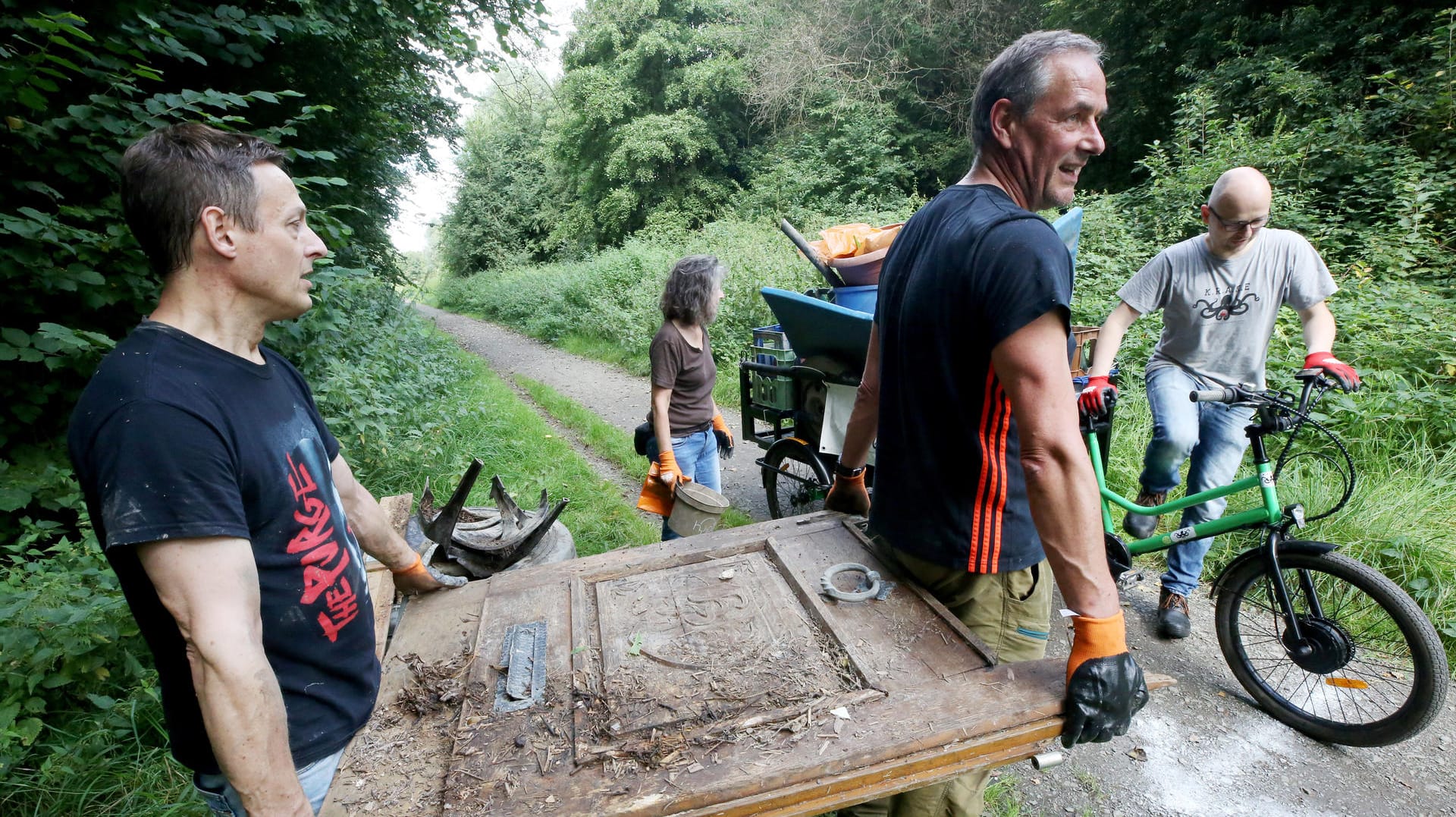 Freiwillige Helfer tragen eine am Rheinufer gefundene Tür mit Weinmotiv zur Sammelstelle: Die Müllsammel-Initiative Krake hat diese Aktion organisiert. Rund 50.000 Helfer in sieben europäischen Ländern sollen das Ufer des Rheins und seiner Nebenflüsse säubern. Freiwillige Helfer tragen eine am Rheinufer gefundene Tür mit Weinmotiv zur Sammelstelle: Die Müllsammel-Initiative Krake hat diese Aktion organisiert. Rund 50.000 Helfer in sieben europäischen Ländern sollen das Ufer des Rheins und seiner Nebenflüsse säubern.
