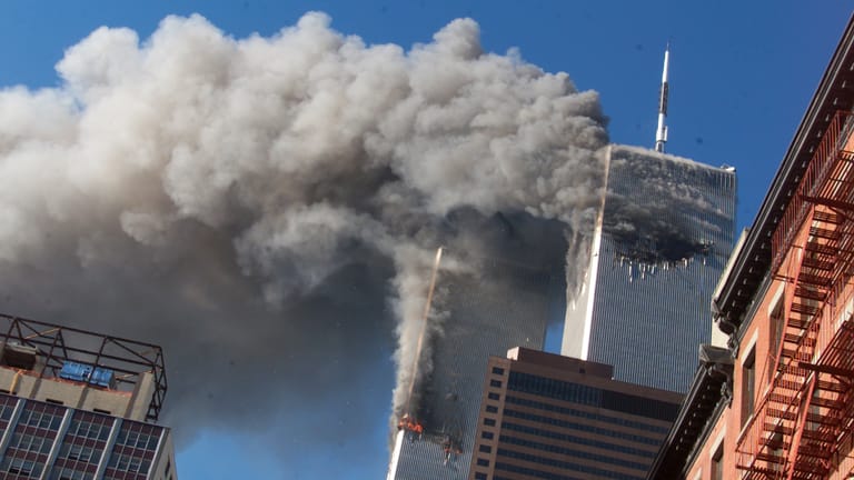 New York am 11. September 2001: Rauch steigt von den brennenden Zwillingstürmen des World Trade Centers auf, nachdem entführte Flugzeuge in die Türme gestürzt waren.