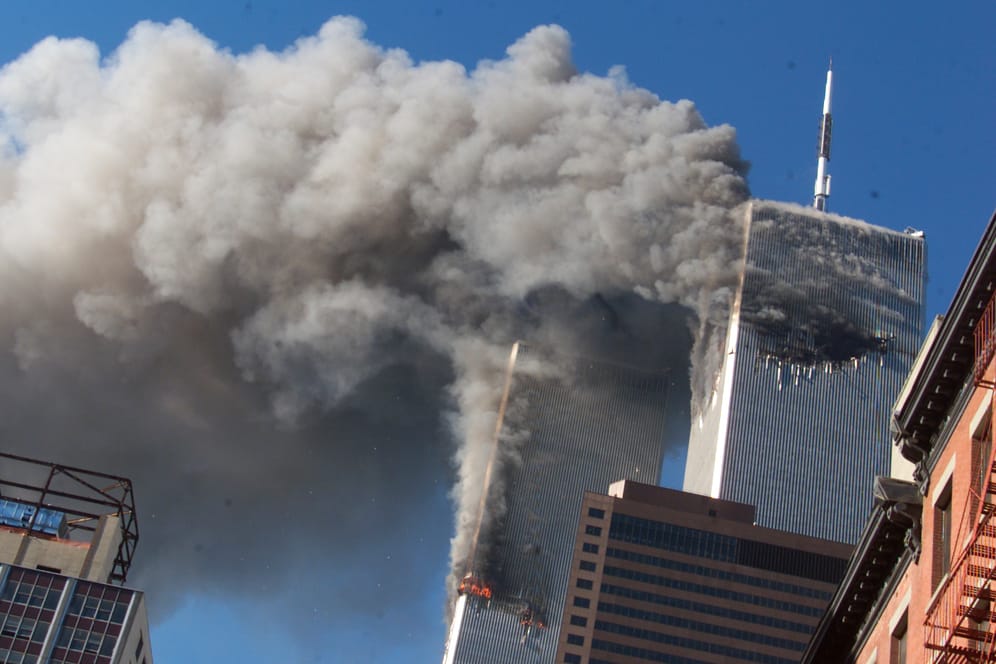 New York am 11. September 2001: Rauch steigt von den brennenden Zwillingstürmen des World Trade Centers auf, nachdem entführte Flugzeuge in die Türme gestürzt waren.