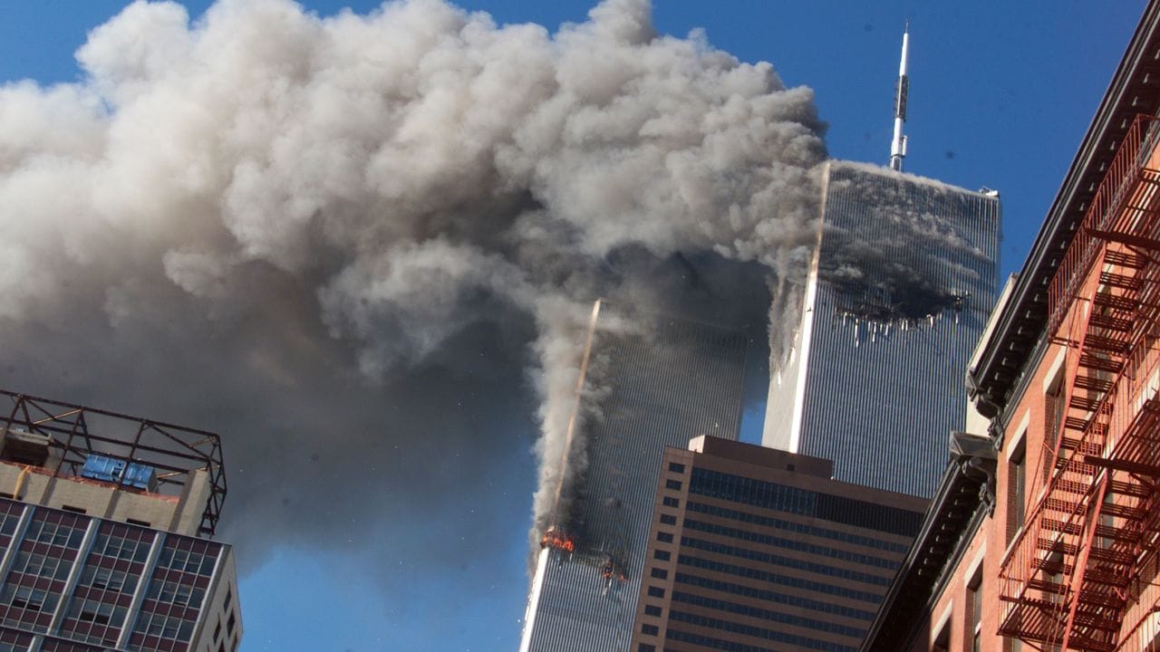 Rauch steigt von den brennenden Zwillingstürmen des World Trade Centers auf, nachdem entführte Flugzeuge am 11.