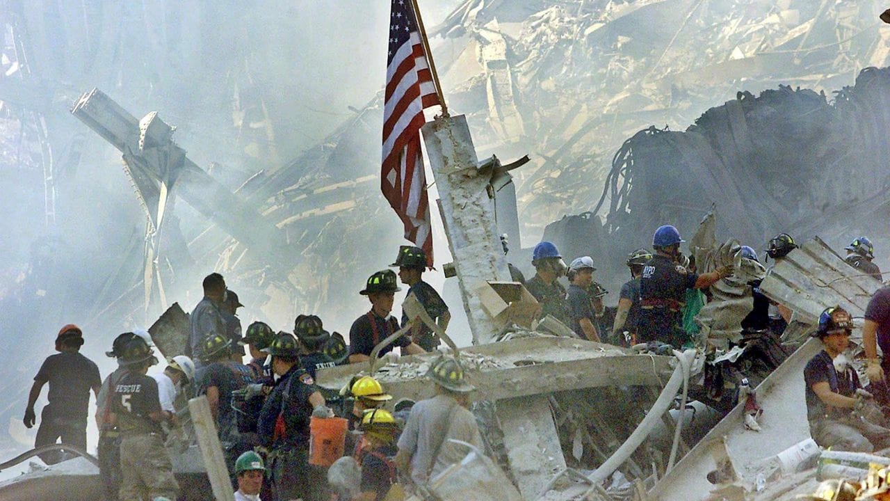 Die US-Flagge wird am Tag nach dem Anschlag auf den Trümmern der eingestürzten Twin Towers gehisst.