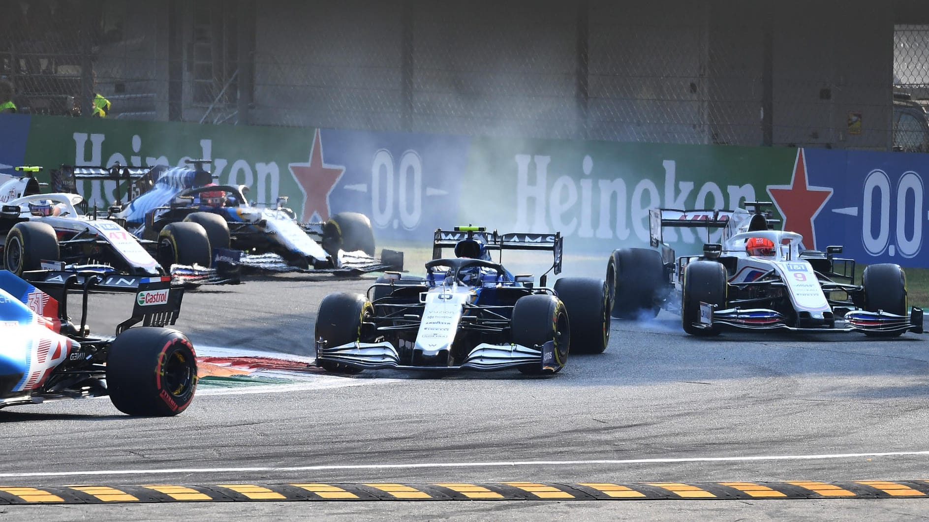 Turbulente Szene beim Start des Sprintrennens in Monza.