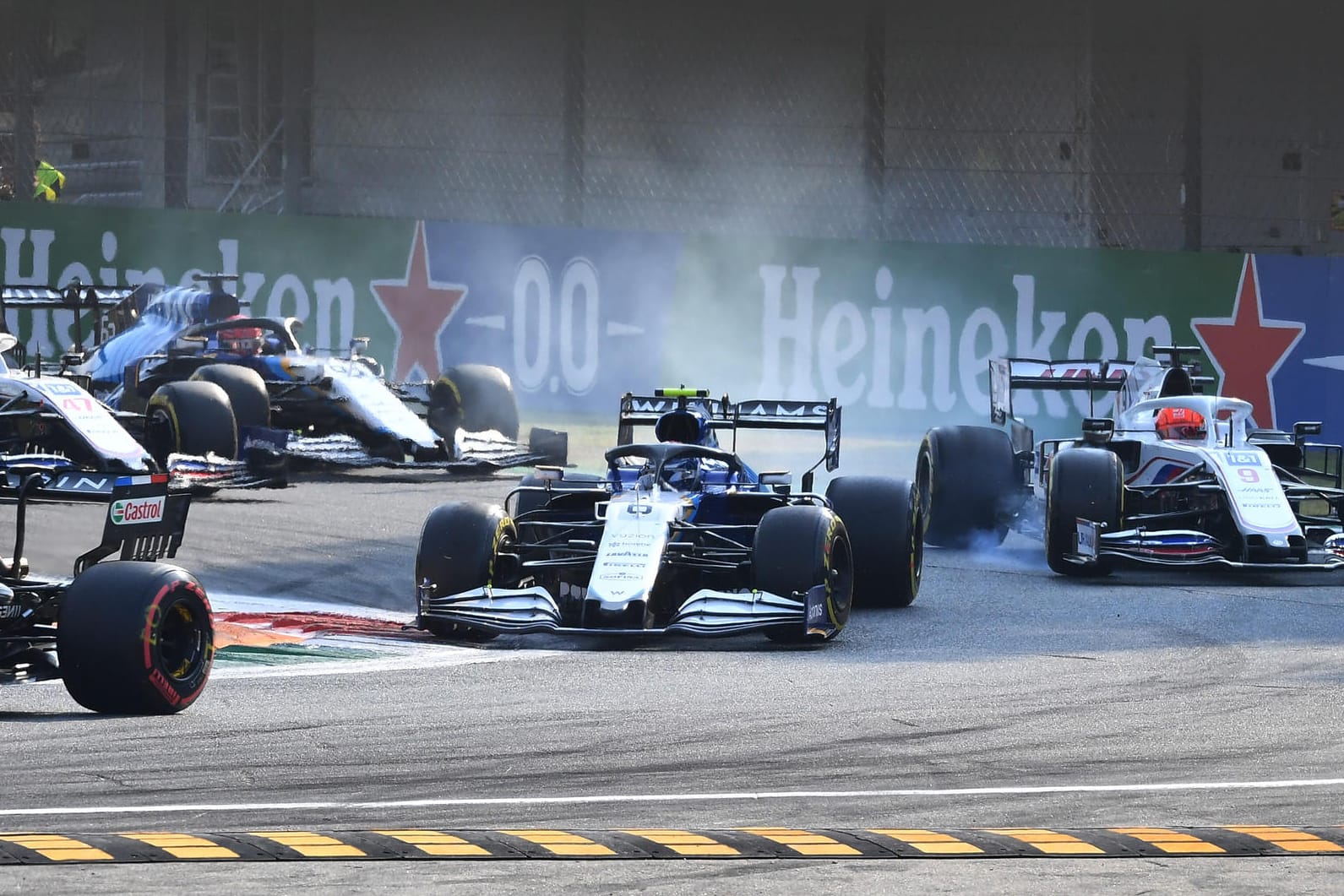 Turbulente Szene beim Start des Sprintrennens in Monza.