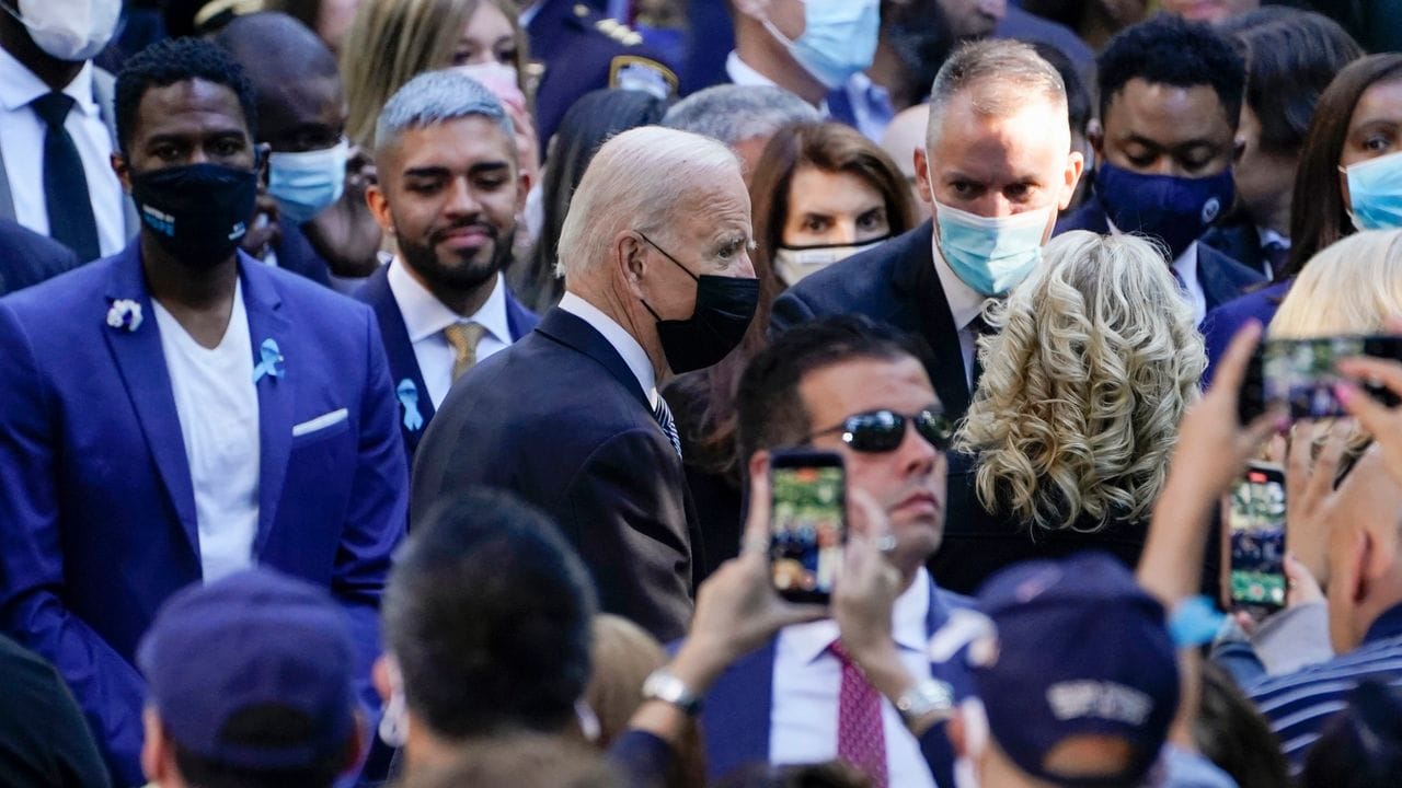 US-Präsident Joe Biden zusammen mit seiner Ehefrau Jill auf der Gedenkveranstaltung anlässlich der Anschläge vom 11.