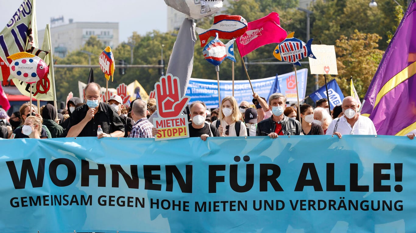 Demonstrierende halten ein Banner mit der Aufschrift "Wohnen für Alle – Gemeinsam gegen hohe Mieten und Verdrängung" in die Höhe: Tausende Menschen haben in der Hauptstadt gegen steigende Mieten demonstriert.