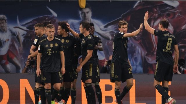 Die Bayern bejubeln das zwischenzeitliche 3:0 in Leipzig. Die Bayern bejubeln das zwischenzeitliche 3:0 in Leipzig.