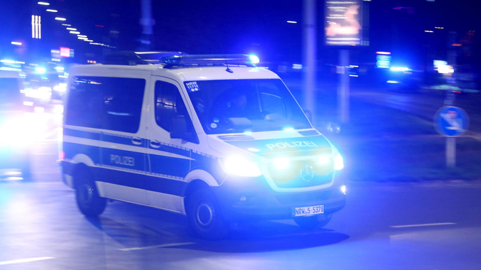 Ein Polizeifahrzeug nachts im Einsatz (Symbolbild): In Berlin ist es in einem Park zu einer Auseinandersetzung zwischen zwei Gruppen gekommen. Ein Polizeifahrzeug nachts im Einsatz (Symbolbild): In Berlin ist es in einem Park zu einer Auseinandersetzung zwischen zwei Gruppen gekommen.
