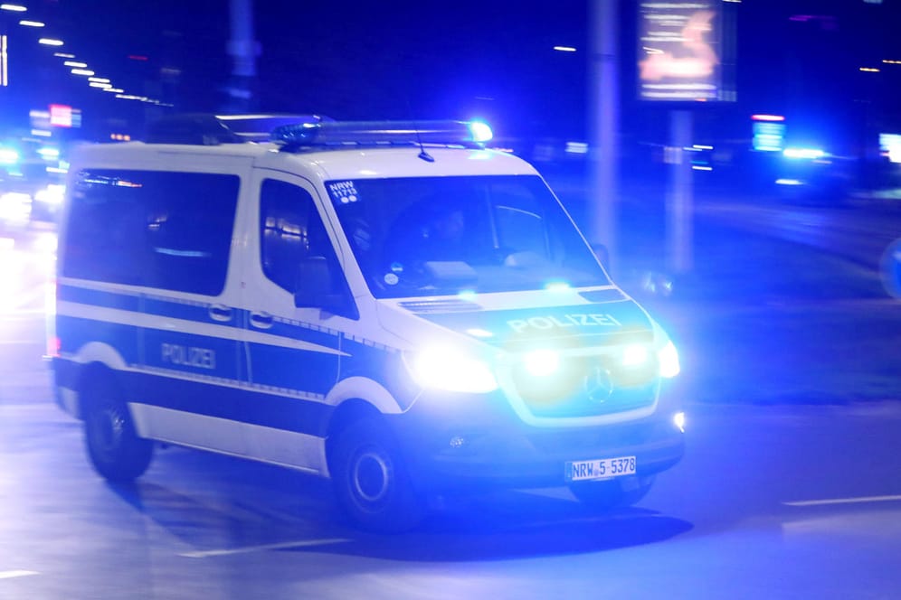 Ein Polizeifahrzeug nachts im Einsatz (Symbolbild): In Berlin ist es in einem Park zu einer Auseinandersetzung zwischen zwei Gruppen gekommen.