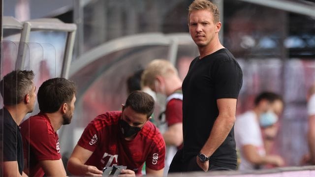 Bayerns Trainer Julian Nagelsmann wurde in Leipzig mit Pfiffen empfangen. Bayerns Trainer Julian Nagelsmann wurde in Leipzig mit Pfiffen empfangen.