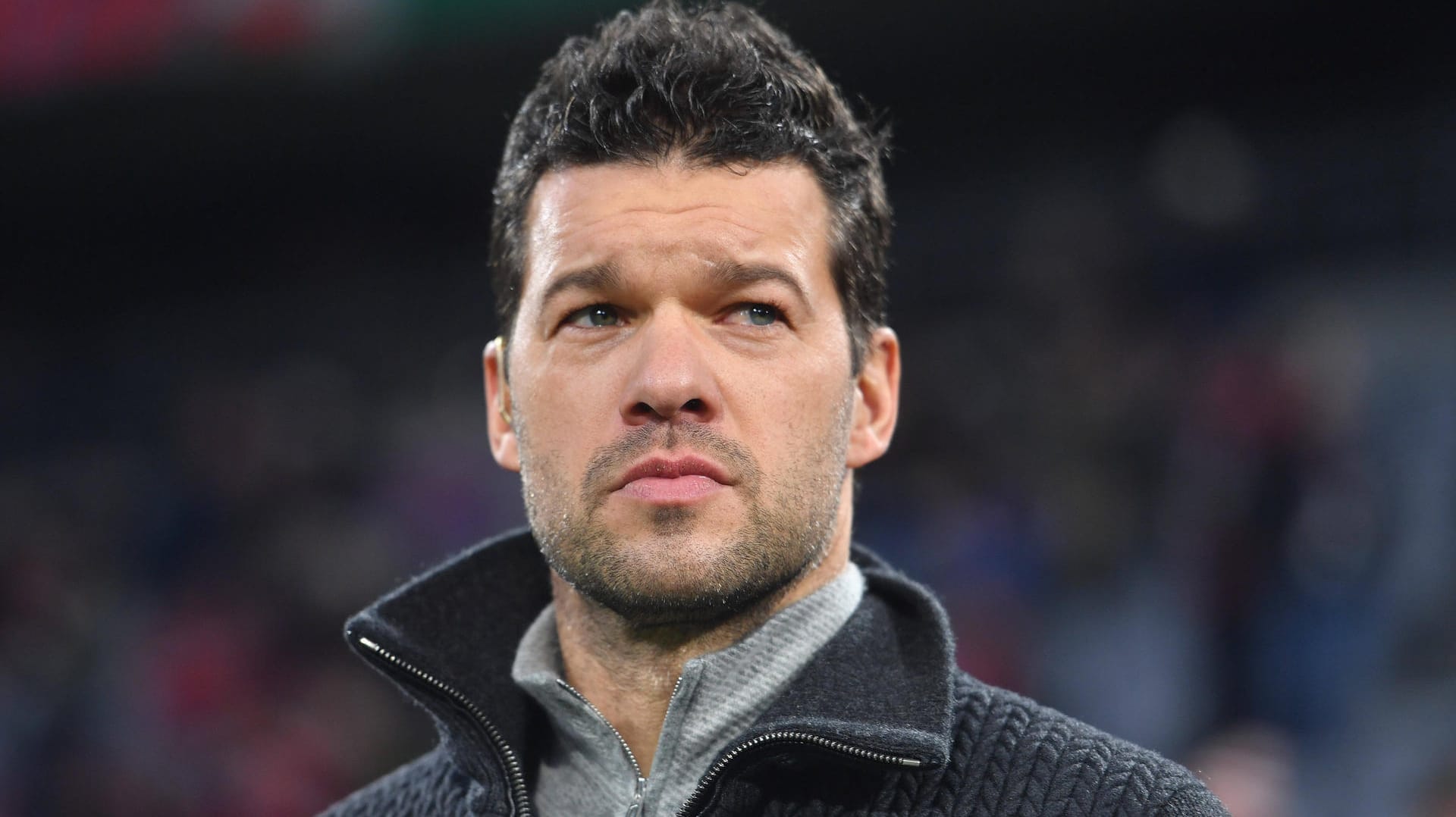 Michael Ballack: Sein Sohn Emilio ist erst vor kurzem gestorben, nun war der frühere Bayernstar auf der Tribüne in Leipzig beim Topspiel zu sehen.